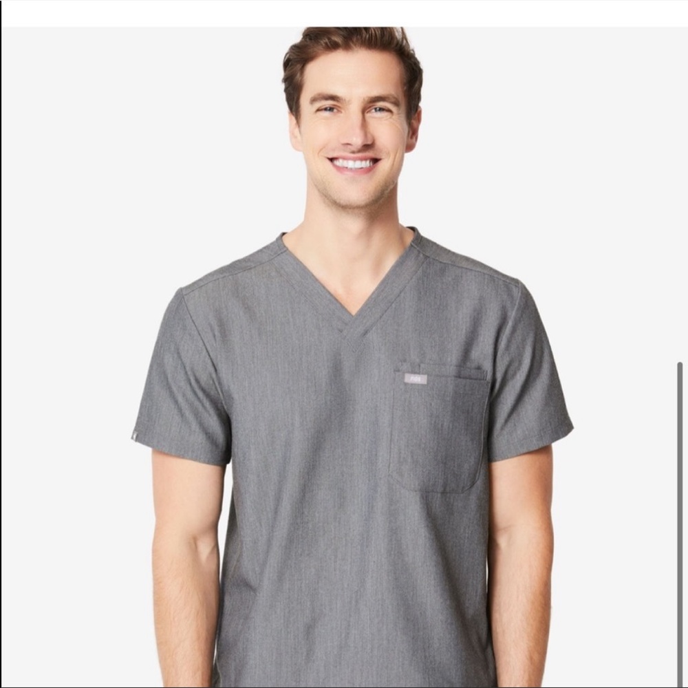 Figs men’s large scrub top and jogger bottoms.